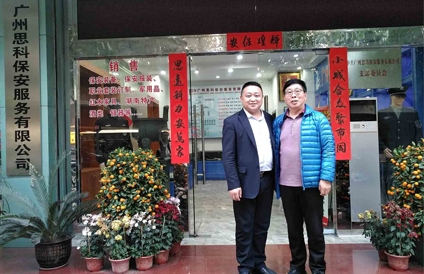 原第二炮兵招待所所长王保。ㄓ遥┦硬鞐隹票０，并与董事长张小合合影留念